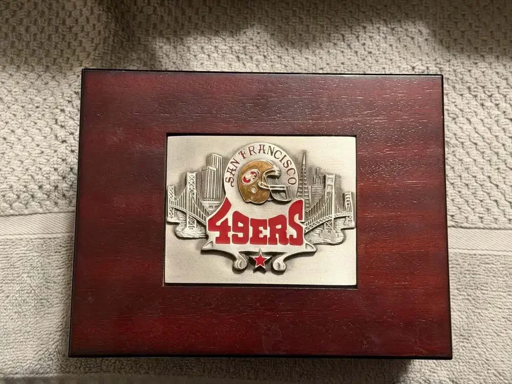 San Francisco 49ers Wooden Box and Two Shot Glasses Gift box set